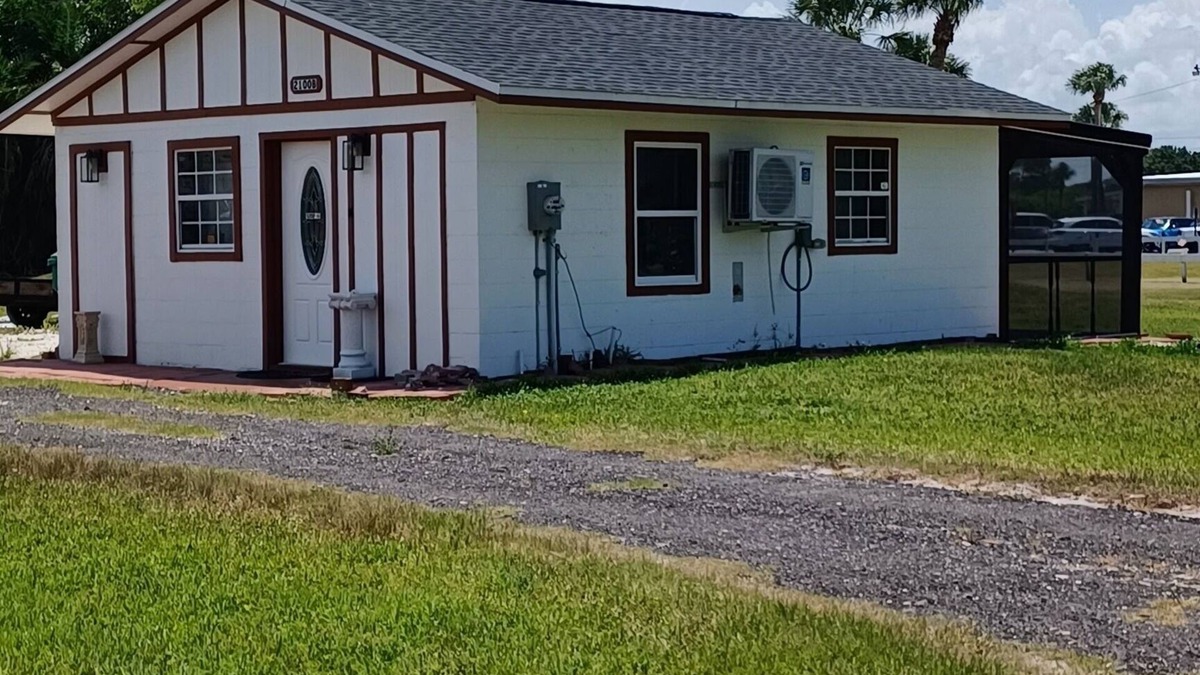 Punta Gorda Cottage | Charming 1-bedroom cottage in Historic Punta Gorda with WiFi, AC, Lanai, & more