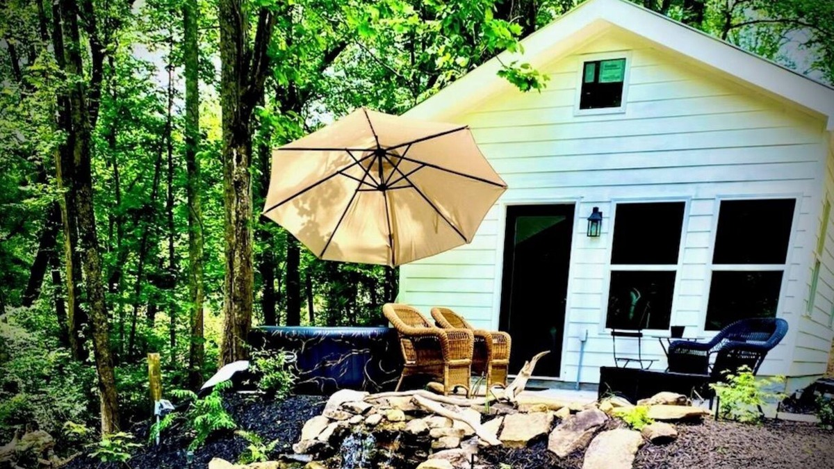 Jasper Cottage | Charming 1-bedroom cottage on pond with hot tub in delightful Talking Rock.