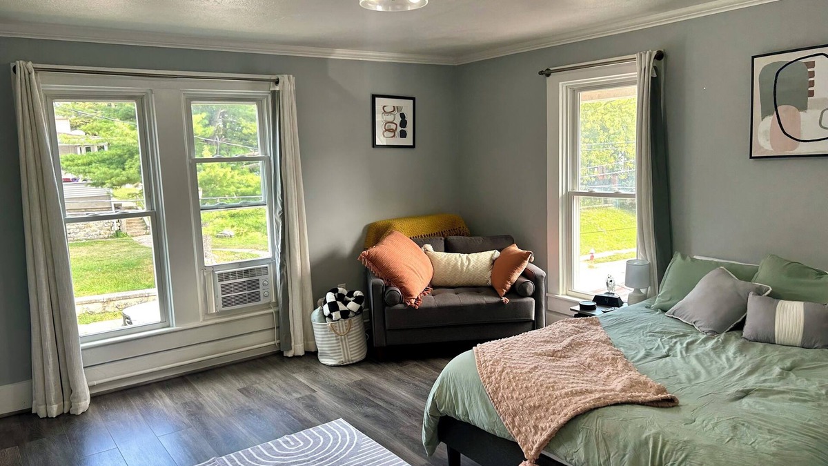 Dubuque House | Charming 1-bedroom with Office, Full Kitchen, strong WiFi, Washer, and Dryer