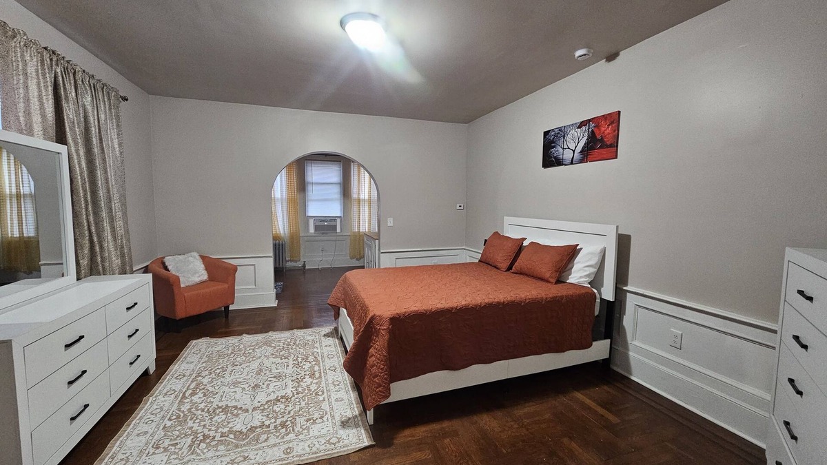 Weequahic Apartment | Charming 1 BR, 1BA, Near Beth Israel Hospital, EWR, NYC Times Square, MetLife.
