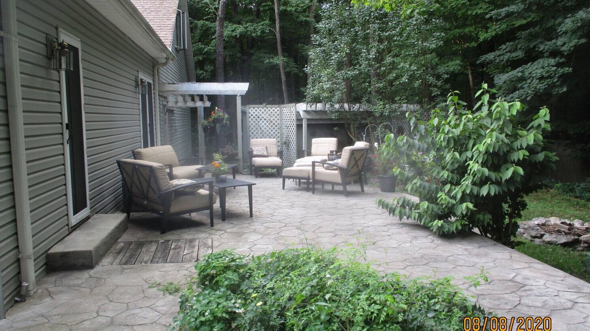 Clarence Other | Charming 1-floor modern farmhouse -ENTIRE HOUSE. Privacy wooded overlook of pond