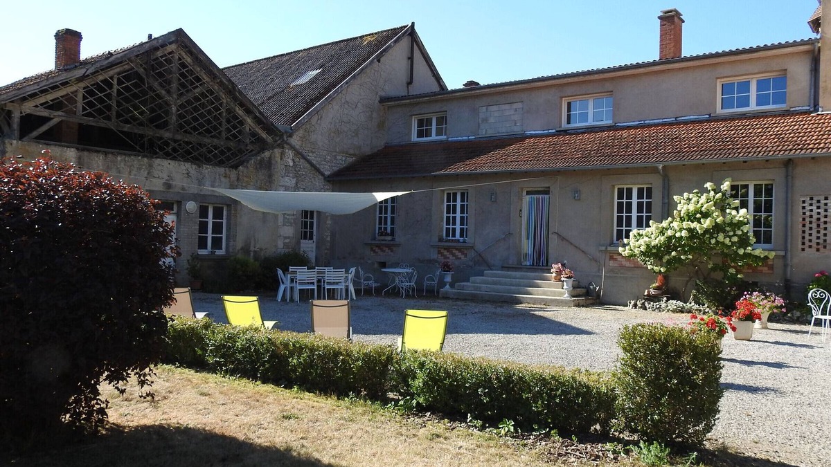Roches-Bettaincourt Cottage | Charming 10-Person Cottage with Private Park and BBQ Area Near Joinville
