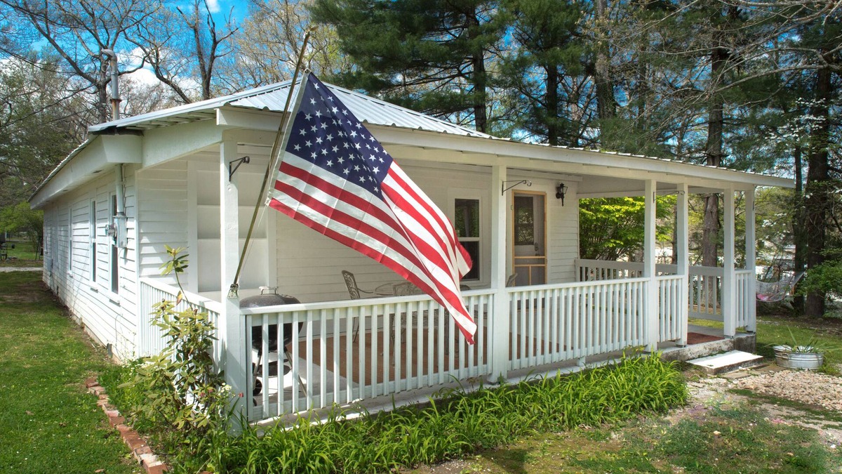 Saint Andrews House | Charming 125 Year Old Sewanee Home on Campus- Walk Everywhere!