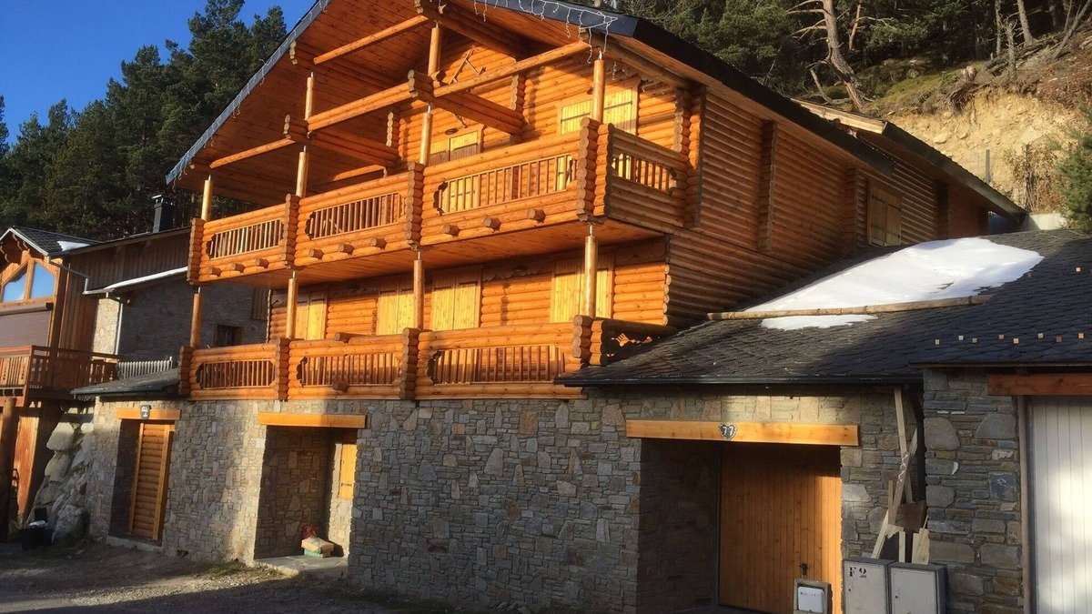 Les Angles Ski Chalet | Charming 12Pax chalet 6 bedrooms 4 bathrooms 4 WCs including 4 suites