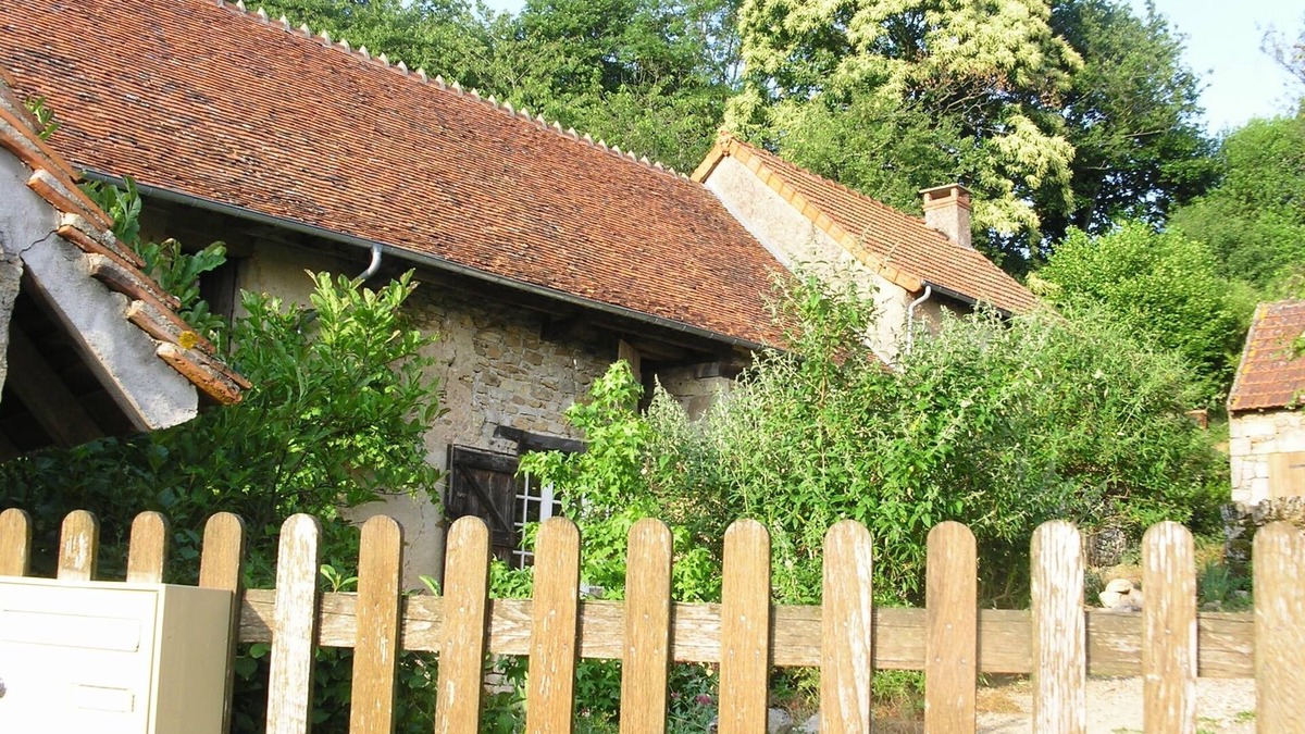 Marcilly-la-Gueurce House | Charming 18C farmhouse halfway between Paris and the Med!