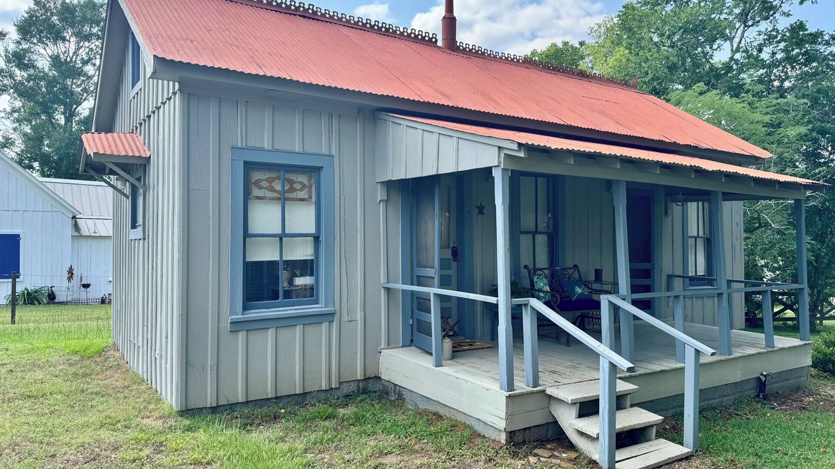 New Ulm Cottage | Charming 1880 Cottage in town of New Ulm walking distance from local businesses!