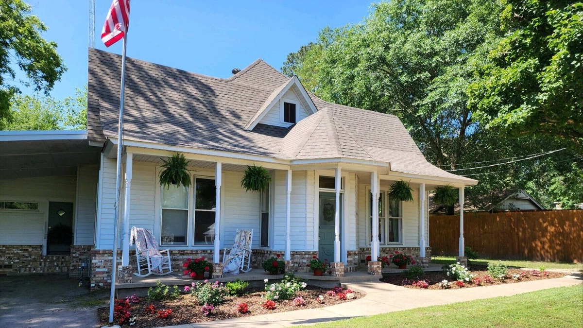 Winnsboro House | Charming 1885 Farmhouse-quiet street-1 minute to downtown and farmer's market!