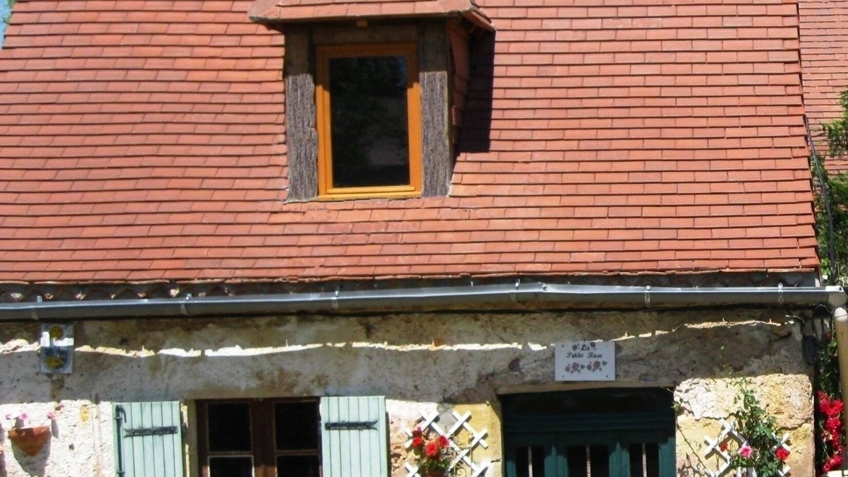 Hautefort Cottage | Charming 18c stone Perigordian farm cottage: wifi, pool, gardens, valley view