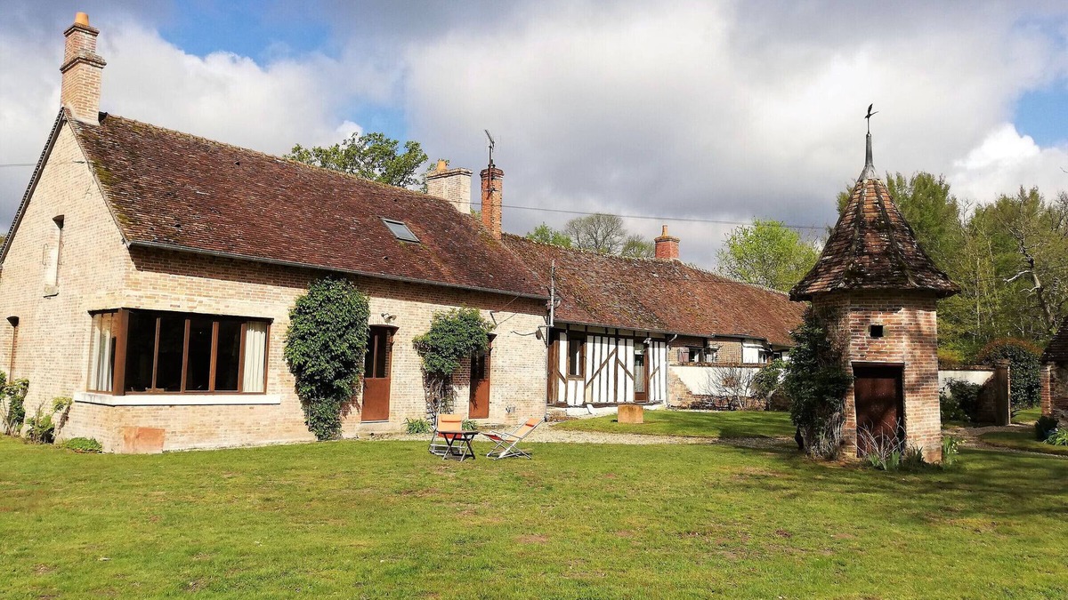 Sainte-Montaine Cottage | Charming 18th Century House in Sologne with Private Park, Lake, and Fireplace