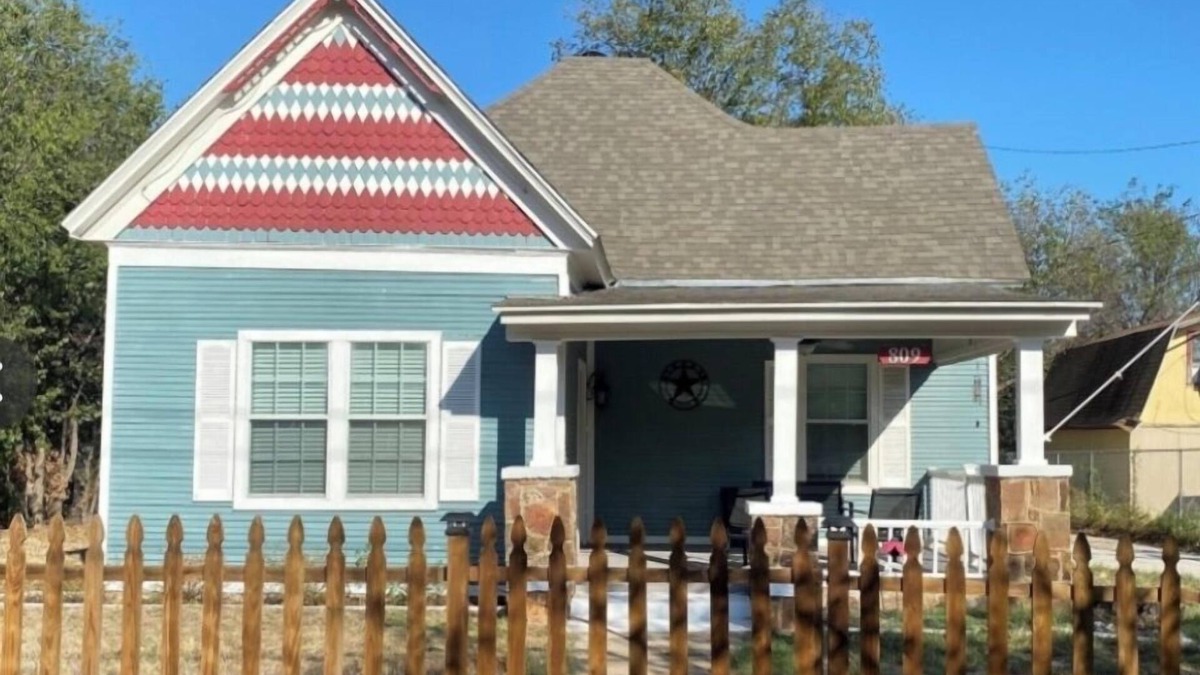 Mineral Wells House | Charming 1900 Victorian home in the country