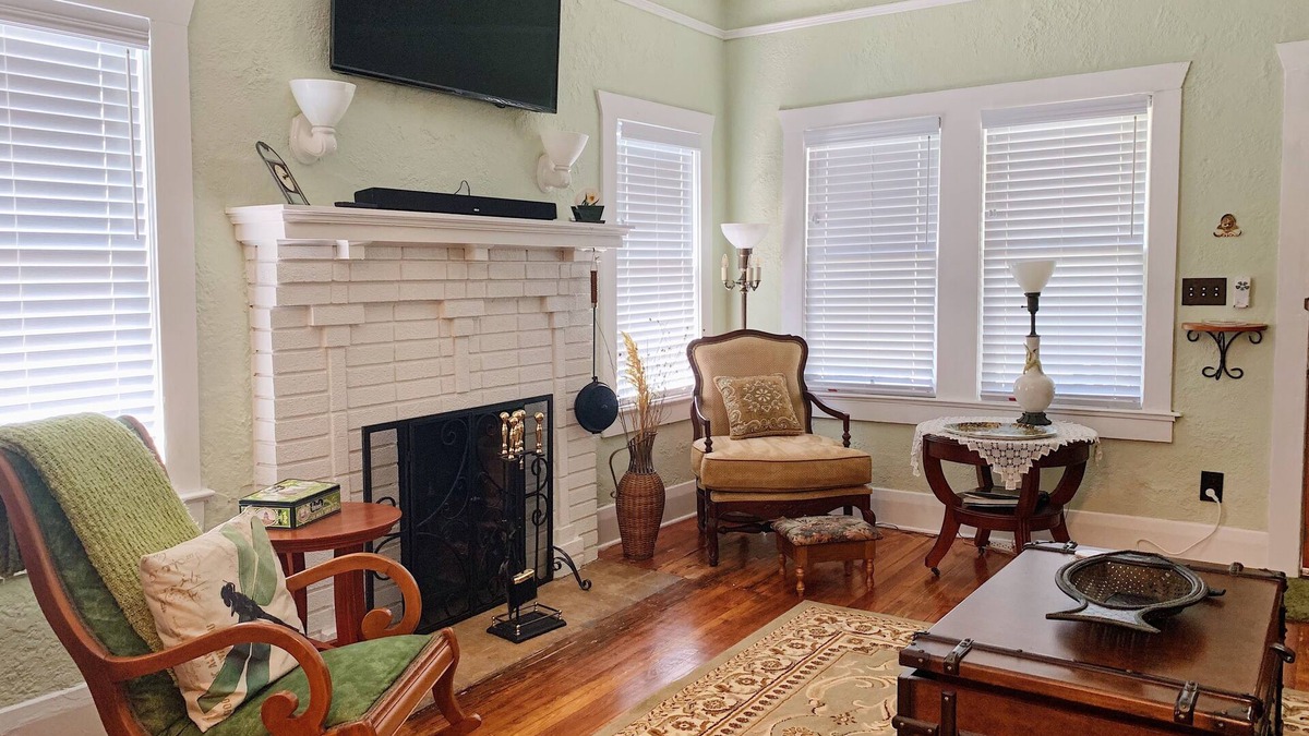 Tampa Heights House | Charming 1920 bungalow ~Inn the Heights~5 mins to Bucs stadium! Central location