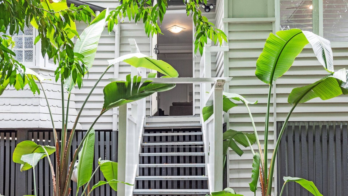 Annerley House | Charming 1920's 4Br freestanding Plantation Qldr.