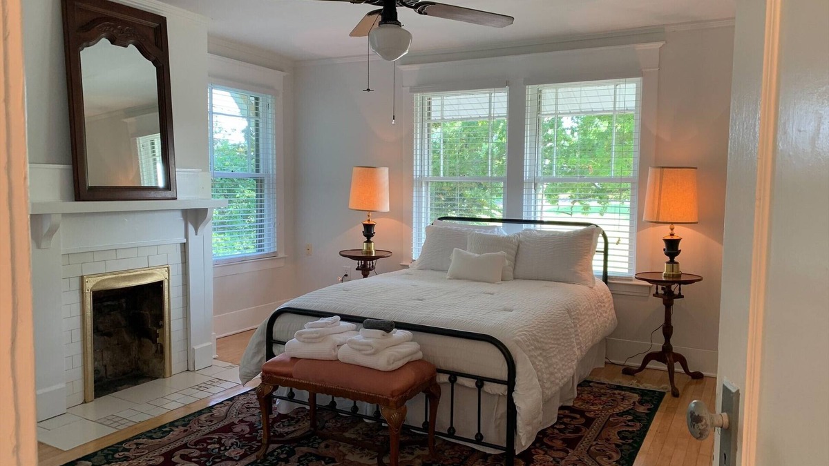 Versailles House | Charming 1930s home in the heart of horse country