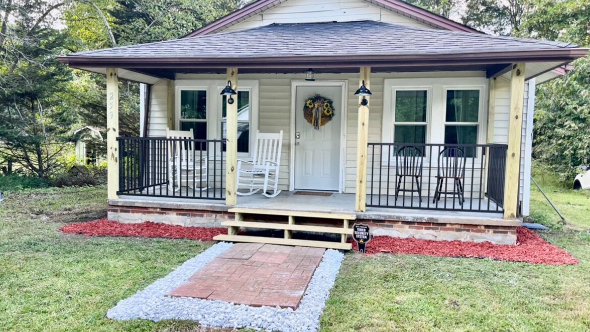 Ronda House | Charming 1940’s Ronda House Wilkes County NC Stone Mountain , wineries , NASCAR