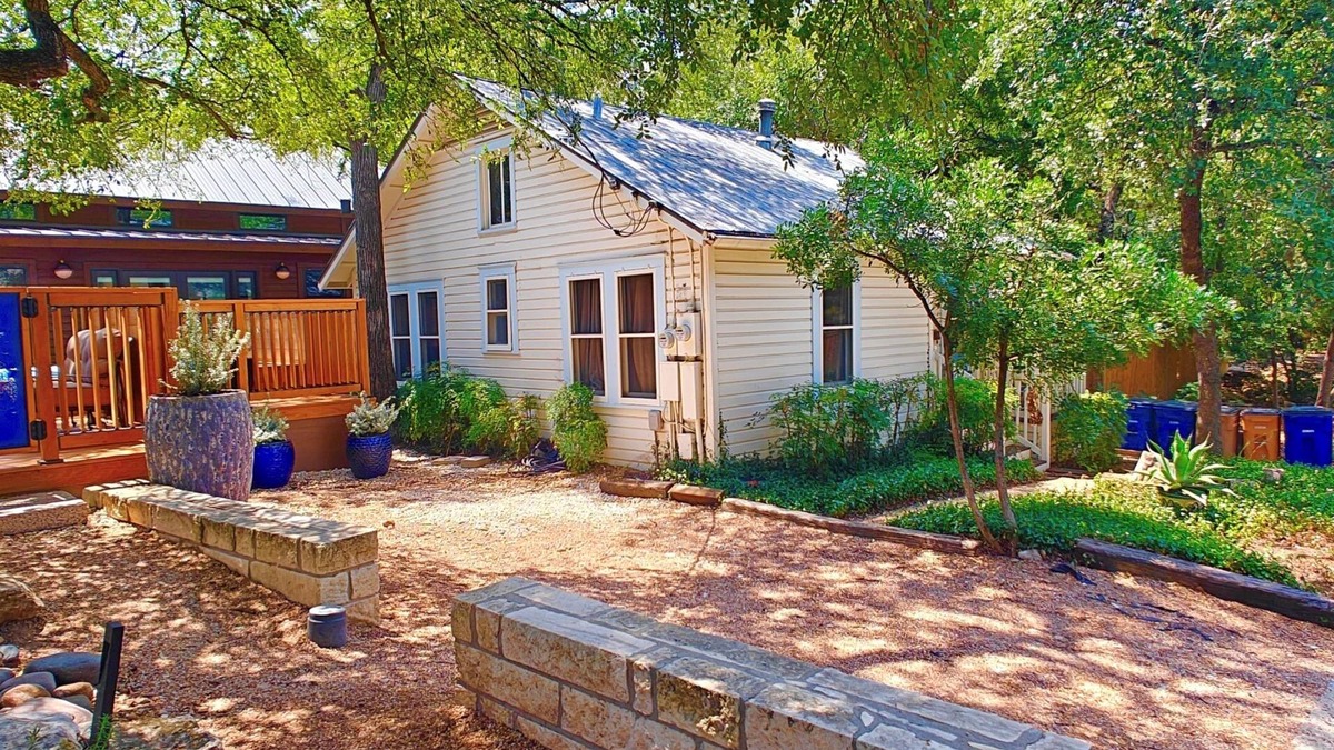 Clarksville Cottage | Charming 1940s Cottage Top Location - EV Charger