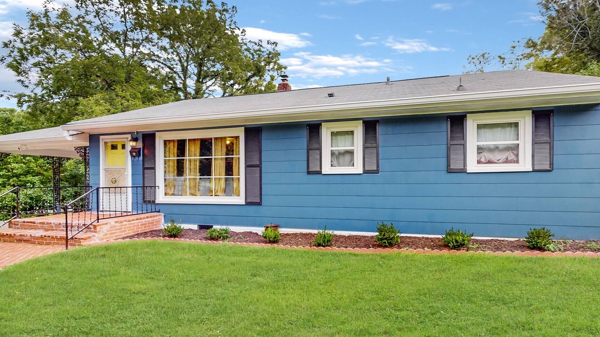Columbia House | Charming 1950s Cottage in Historic Columbia, TN – Private Retreat Near Downtown