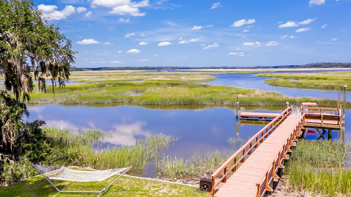 Burnside Island House | Charming 1960s home with recent upgrades, board games, & AC - on the creek