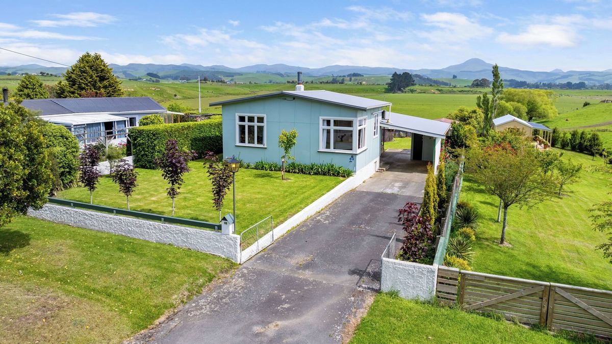 Karitane House | Charming 1960s Kiwi bach in peaceful Karitane, just 5 mins to beach & harbour.