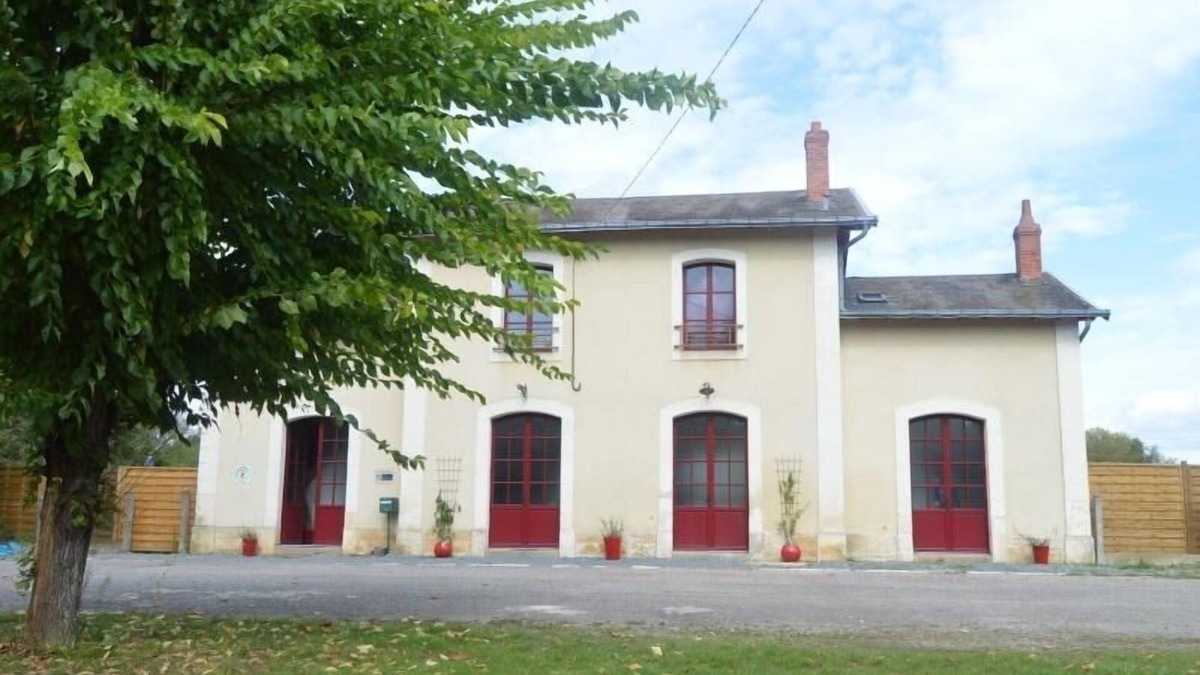 Mers-sur-Indre Cottage | Charming 19th-Century Railway Station Gîte with Pool in Scenic Berry, Sleeps 13