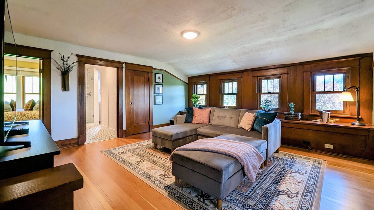 Newberg House | Charming 19th century craftsman designed for mid-sized groups