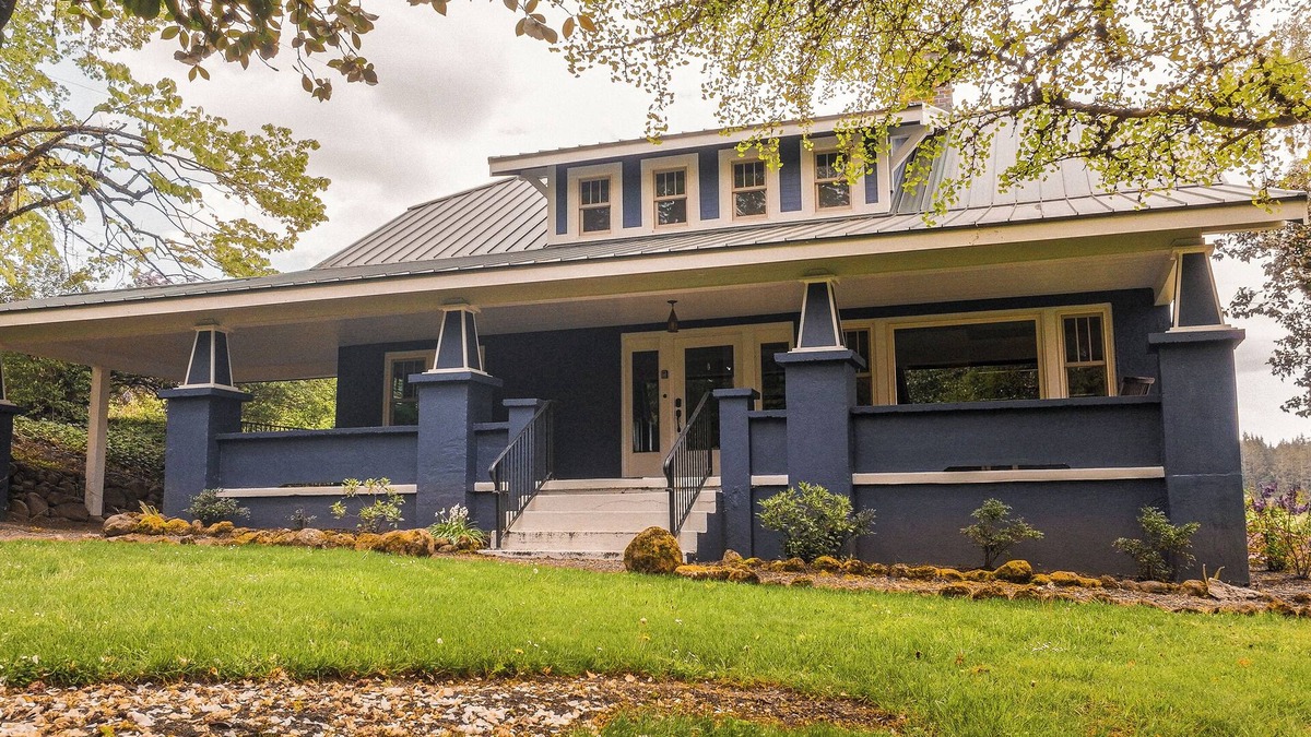 Newberg House | Charming 19th century craftsman designed for mid-sized groups.