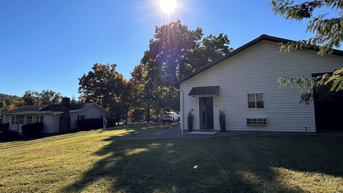 Knoxville House | Charming 1Bd house S.Knox 3 miles from Dowtown. Private Driveway w/all Amenities