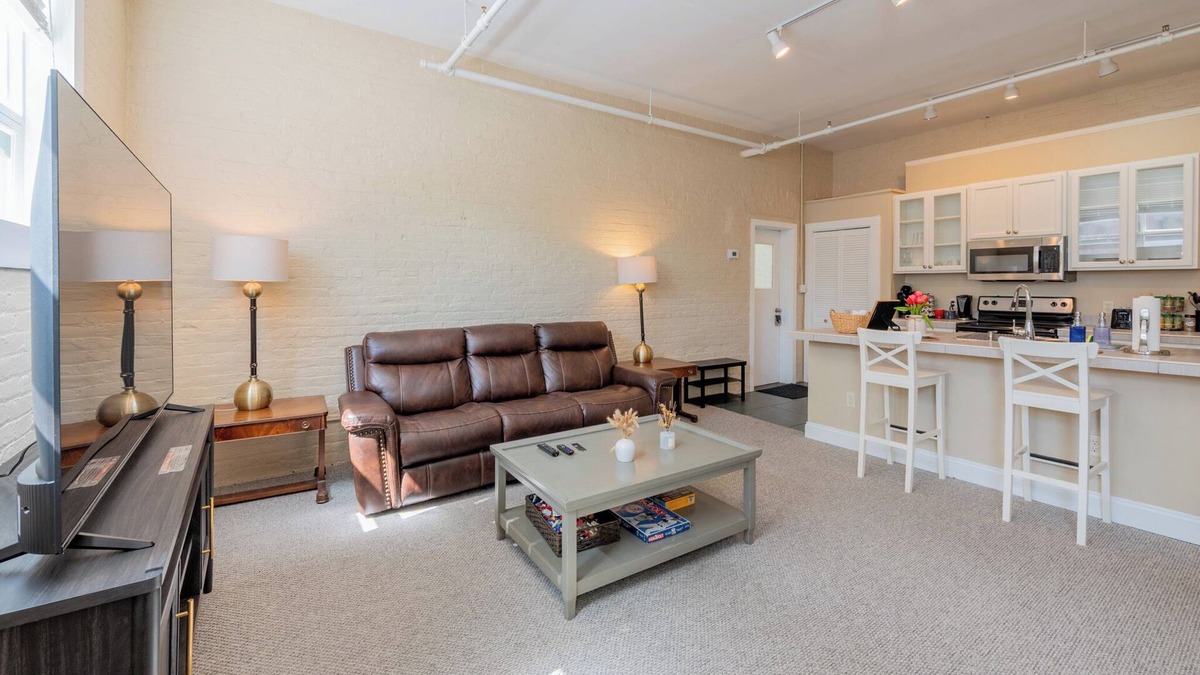 Albany Apartment | Charming 1BR Albany retreat w/parking & full kitchen, near MVP Arena, Washington Park & dining