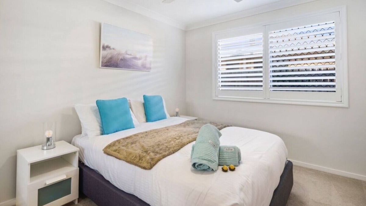 Buddina Apartment | Charming 1BR beachside retreat, steps from dog beach.