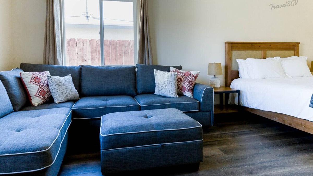 Alhambra House | Charming 1BR Farmhouse + Near DTLA #TravelSGV