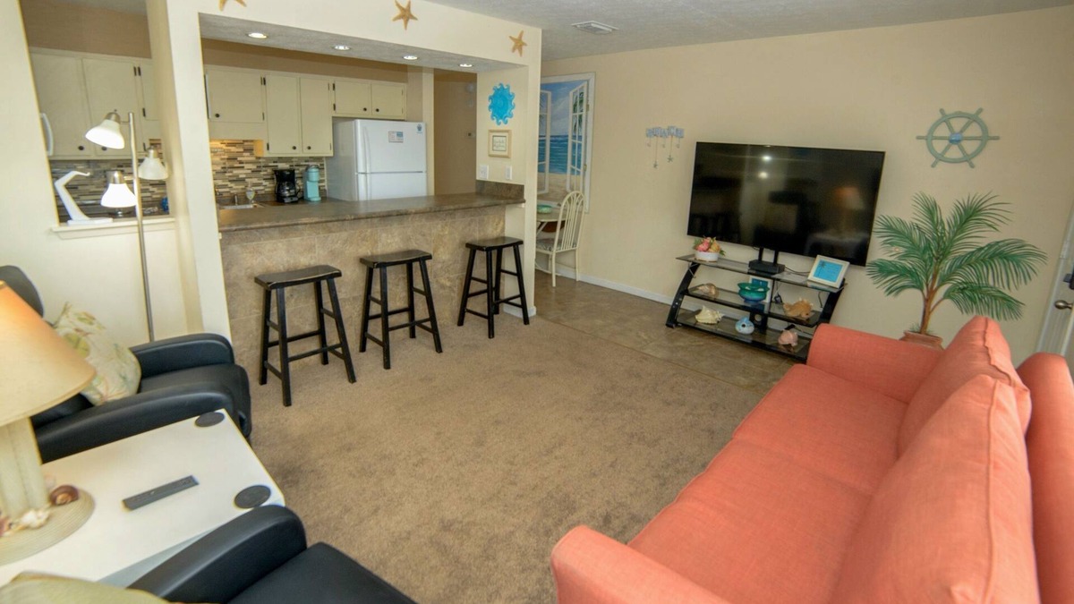 Holiday Beach Condo | Charming 1Br Condo on the beach with pool outside back door and beach access.