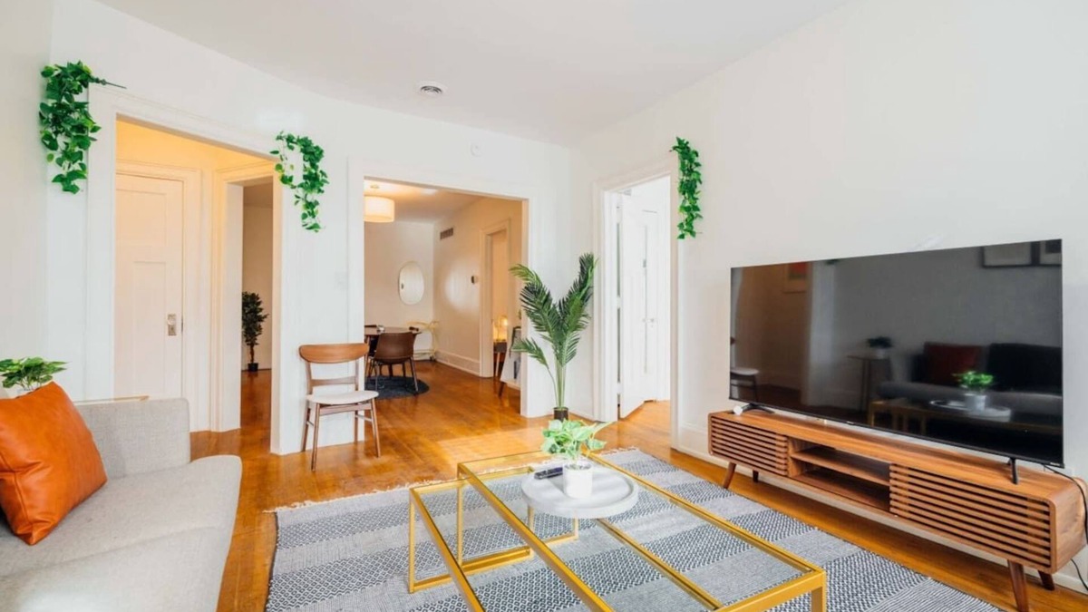 Detroit Apartment | Charming 2/1 Mid-Century Apt