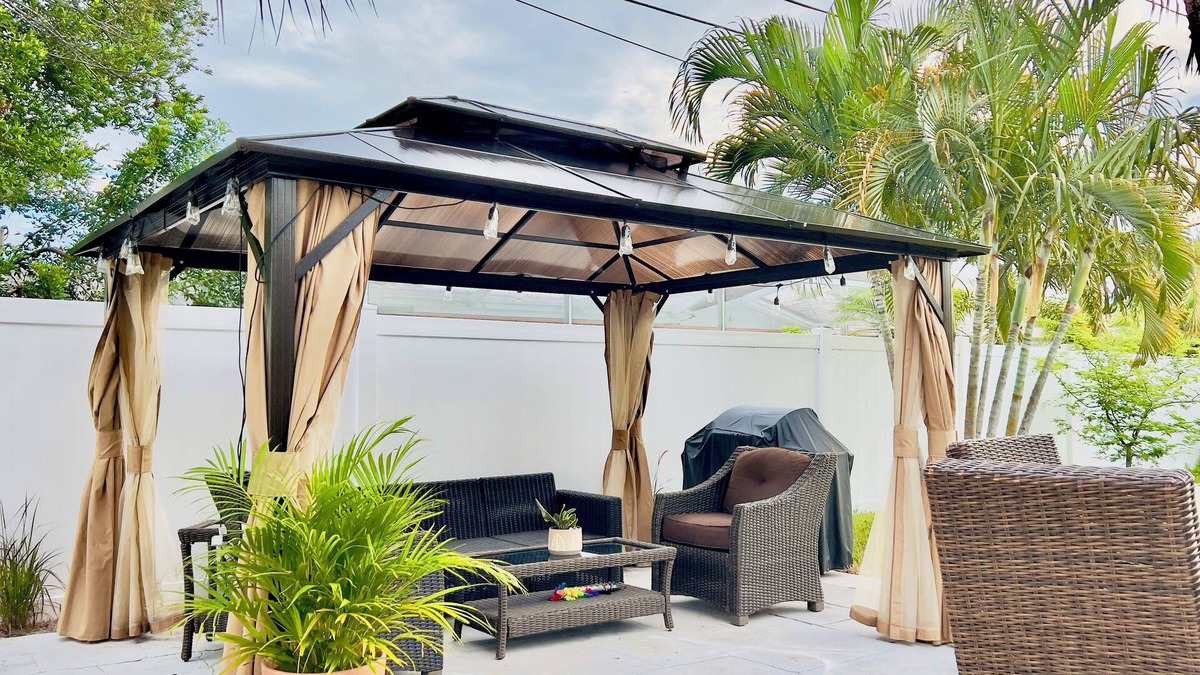 Seminole House | Charming 2/2 with Tropical backyard 5min to Madeira Beach