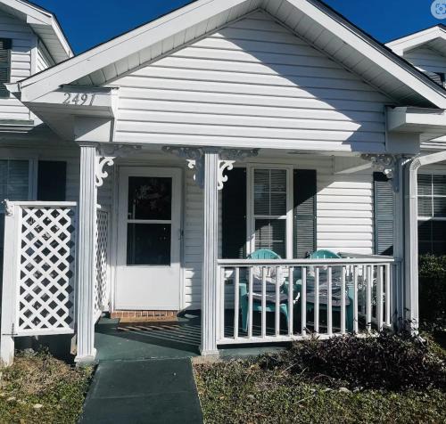 Northwest Pensacola House | Charming 2 bdr 1 bath home fenced byard N Pensacola Pet Friendly Close to bases