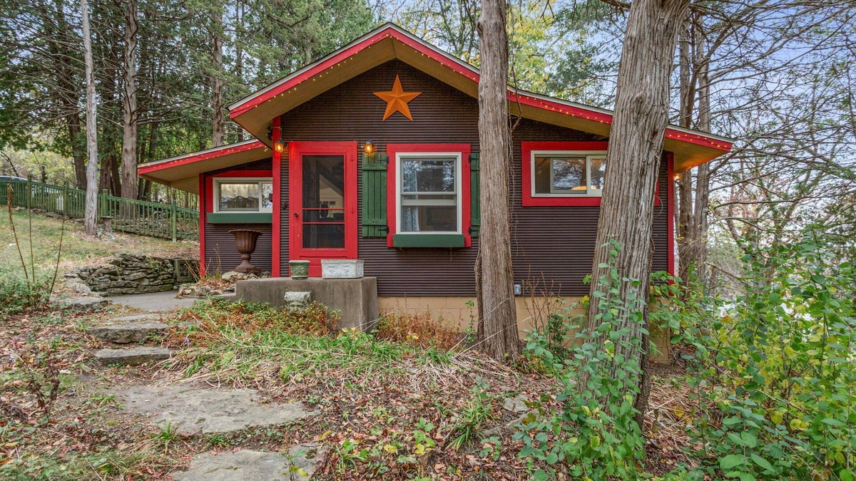 Hastings Cabin | Charming 2-bdrm cabin in quaint Afton area with seasonal views of river!