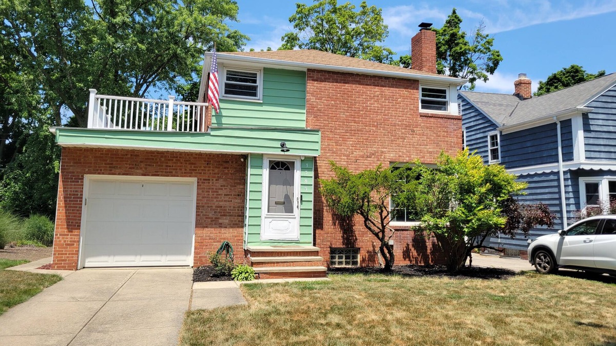 Cleveland House | Charming 2-bedroom house with WiFi, AC/heating in Cleveland Heights.Whole house.