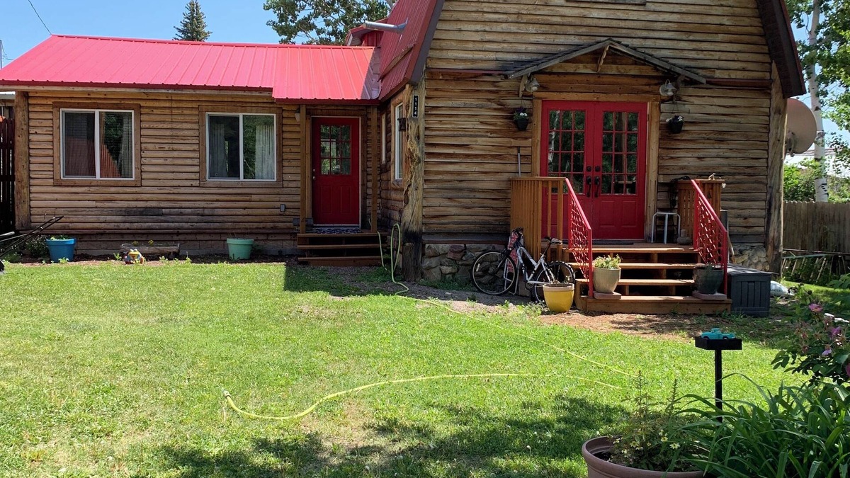East Glacier Park Village House | Charming 2-bedroom house in fabulous East Glacier Park with WiFi