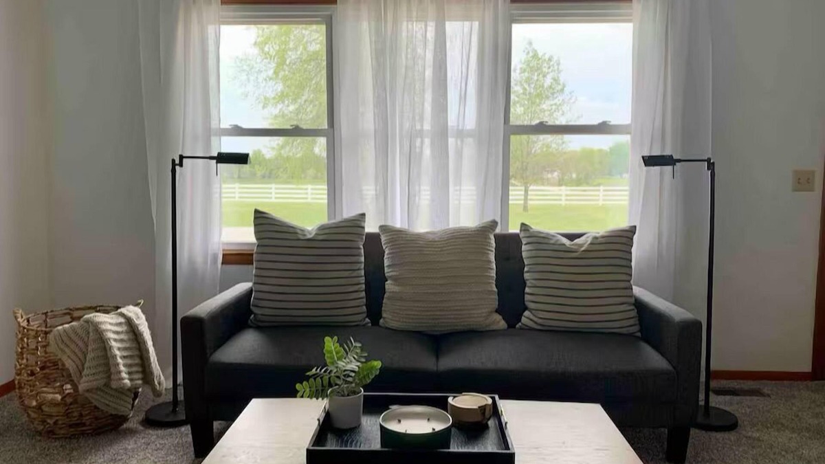 El Dorado Springs House | Charming 2-bedroom modern farmhouse with AC, High Speed Internet. Pet friendly