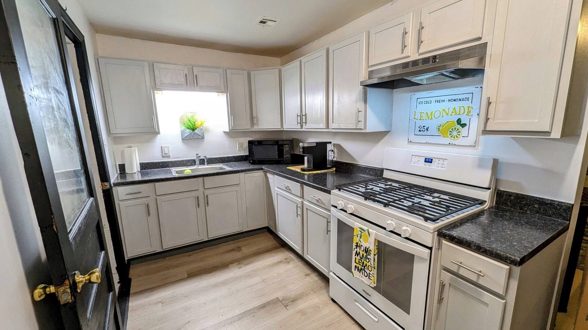 El Dorado Springs House | Charming 2-bedroom house with WiFi near downtown El Dorado Springs, Mo.