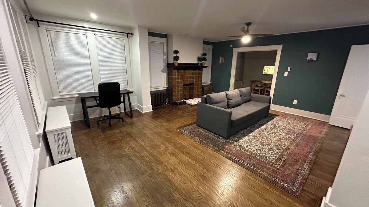 Crafton Apartment | Charming 2 bed, 1.5 bath apartment in Crafton, Pittsburgh - Quiety, Relaxing