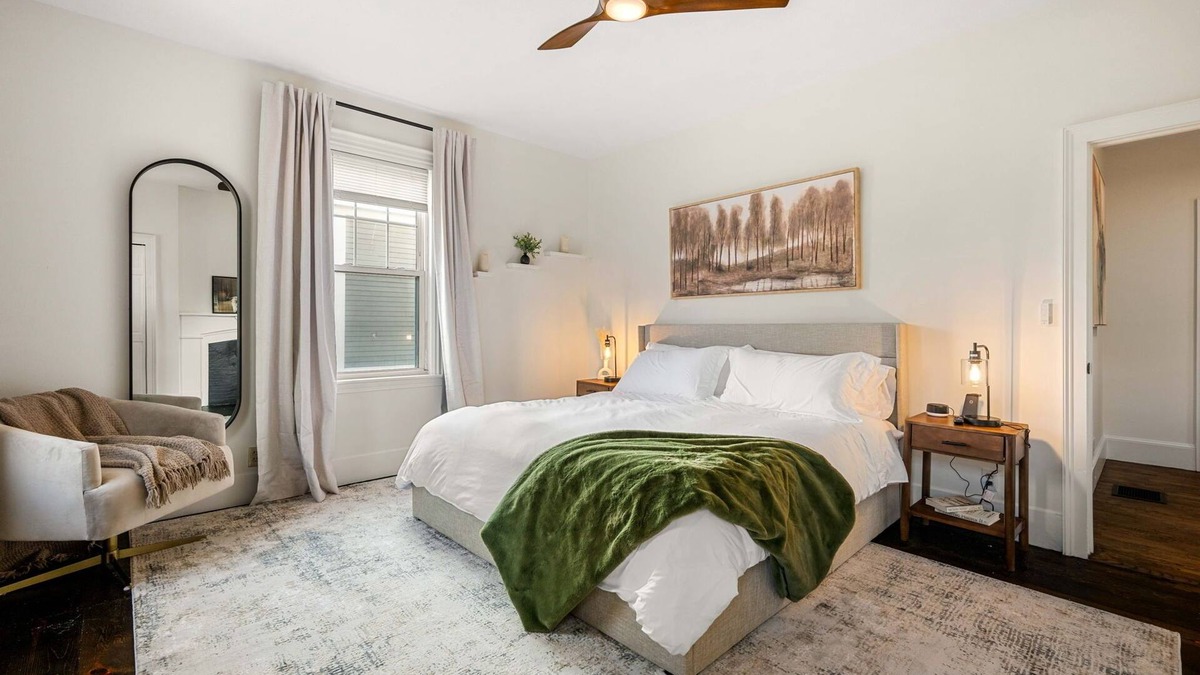 Salem Apartment | Charming 2-Bed Apt Free Parking King Bed 1 Mile to Downtown Salem!
