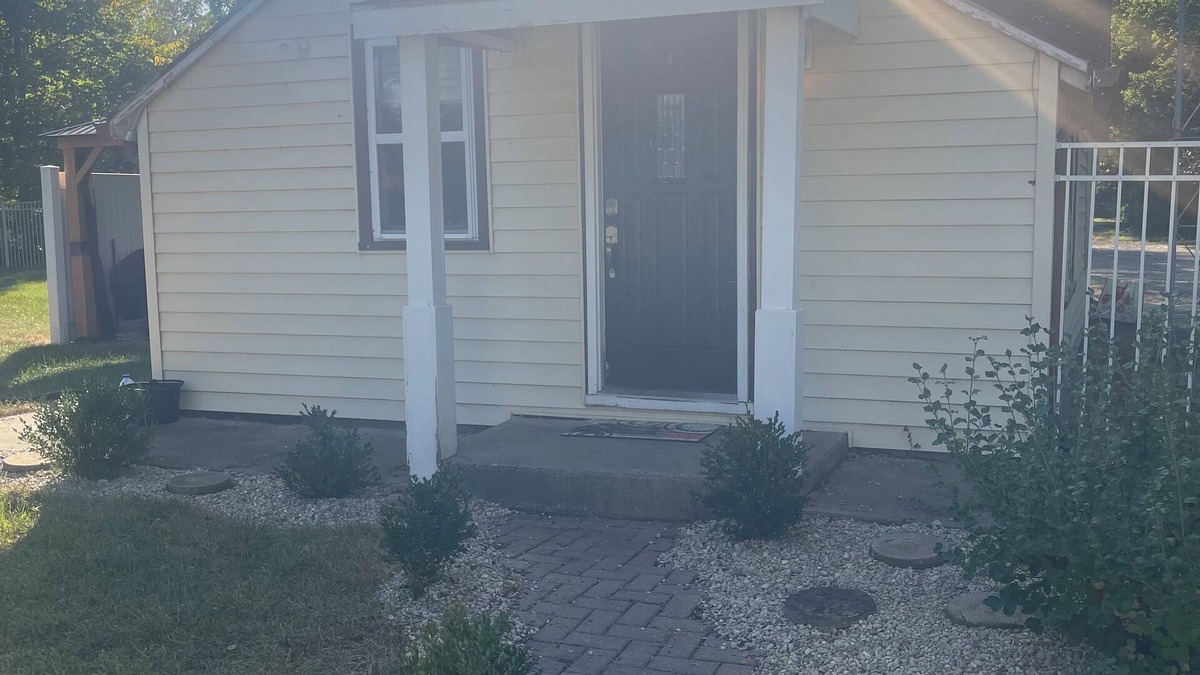 Afton House | Charming 2-bed bungalow 2 bed 1 bath house fenced yard washer and dryer private
