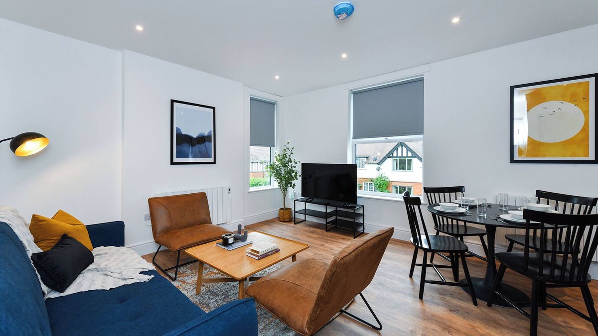Beeston Apartment | Charming 2-Bed Flat: Stylish, Spacious, & Prime Location