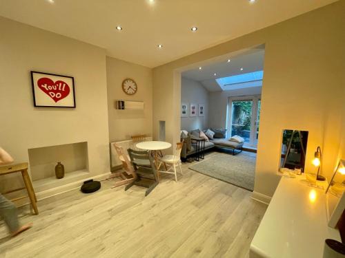 West Finchley Apartment | Charming 2 Bed Garden Flat in Finchley Central