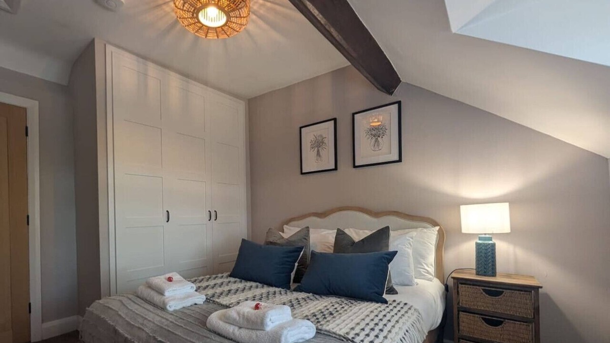 Mickle Trafford Cottage | Charming 2 bed cottage near Chester Zoo - Sleeps 6