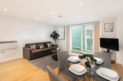 Oakleigh Apartment | Charming 2 bed house in New Barnet with Balcony & Parking