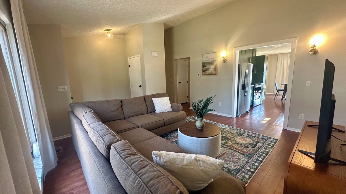 Grove City House | Charming 2-bed House w/King Bed & Garage in Grove City, Mins from 71 & Columbus