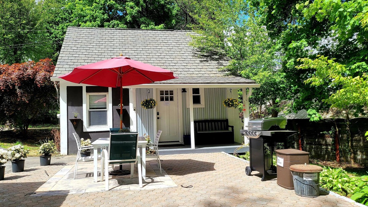 Cortlandt House | Charming 2 Bed backyard guesthouse close to Peekskill, WestPoint, & trails.