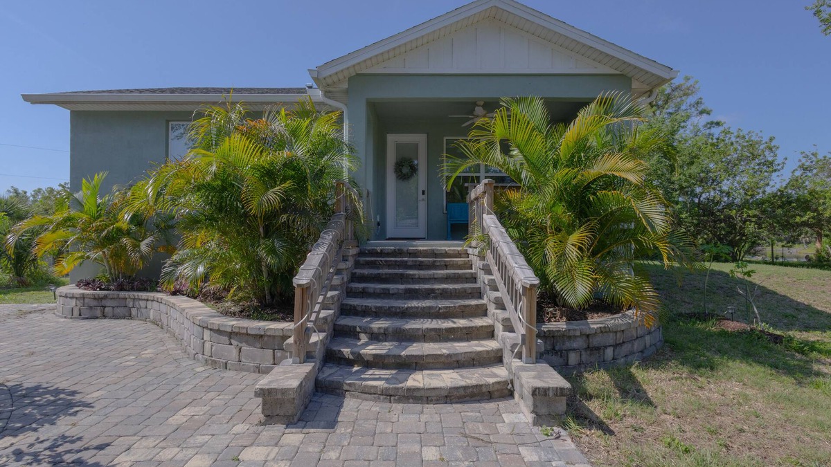 New Smyrna Beach Cottage | Charming 2-bedroom cottage with a farm-feel, 10 min from the beach!