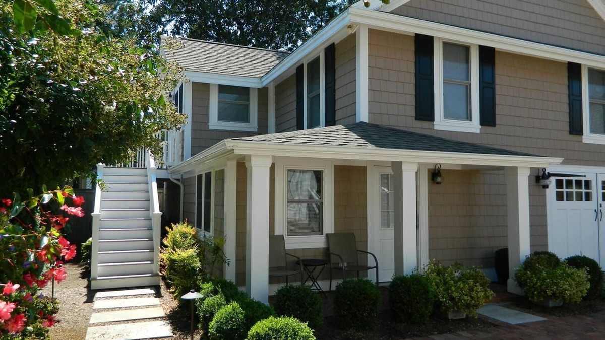 Country Club Estates Apartment | Charming 2-Bedroom Garage Apartment w/Deck, Shared Laundry & Outdoor Shower