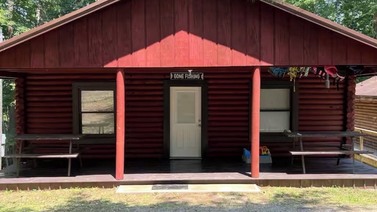Russell Springs Cabin | Charming 2-bedroom well equipped cabin at Lake Cumberland Marina,RussellSprings